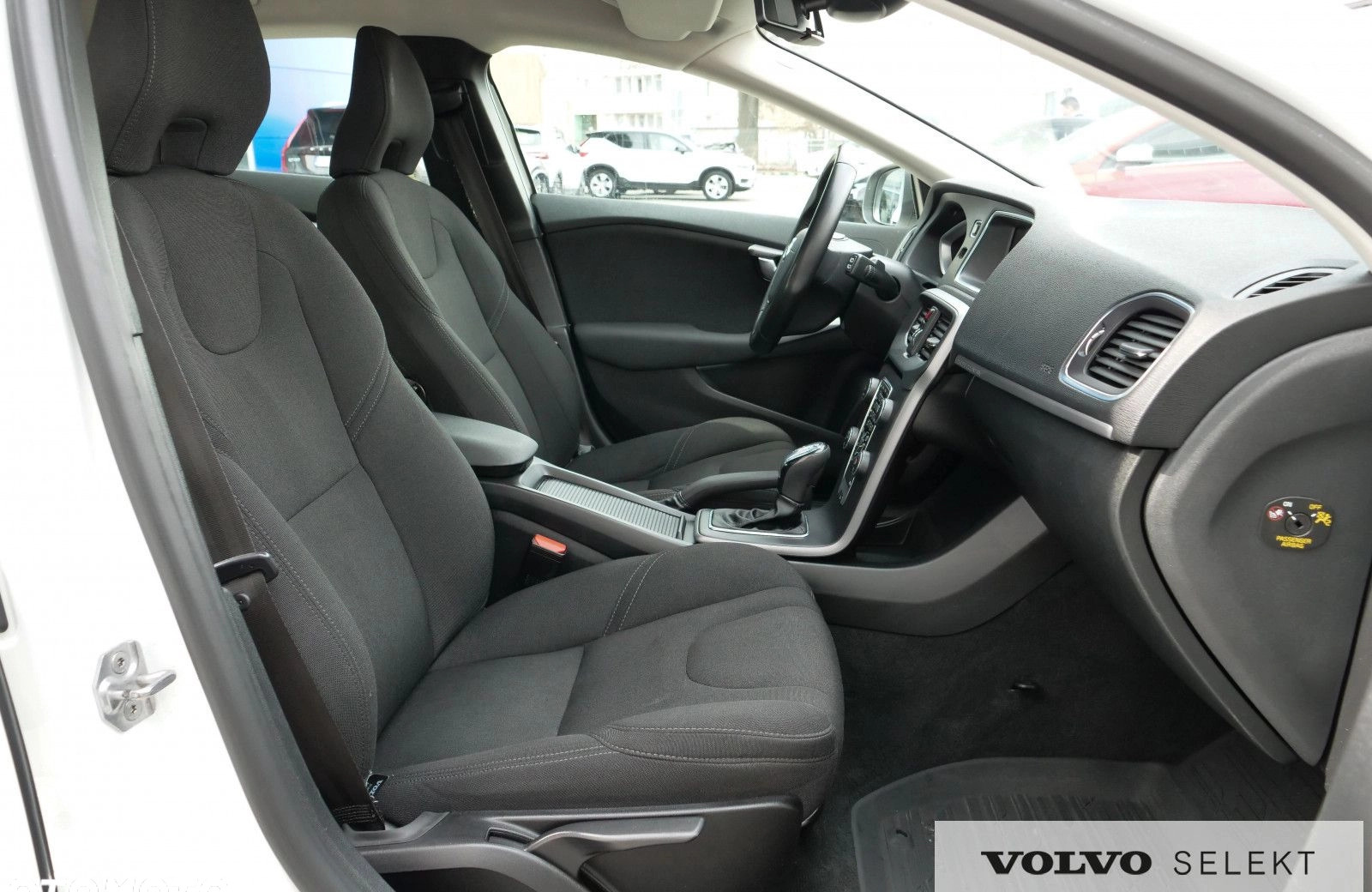 Volvo V40 cena 87900 przebieg: 92080, rok produkcji 2019 z Serock małe 562